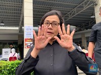 Sri Mulyani, Basuki & Retno Kompak Berbaju Hitam ke TPS, Janjian?