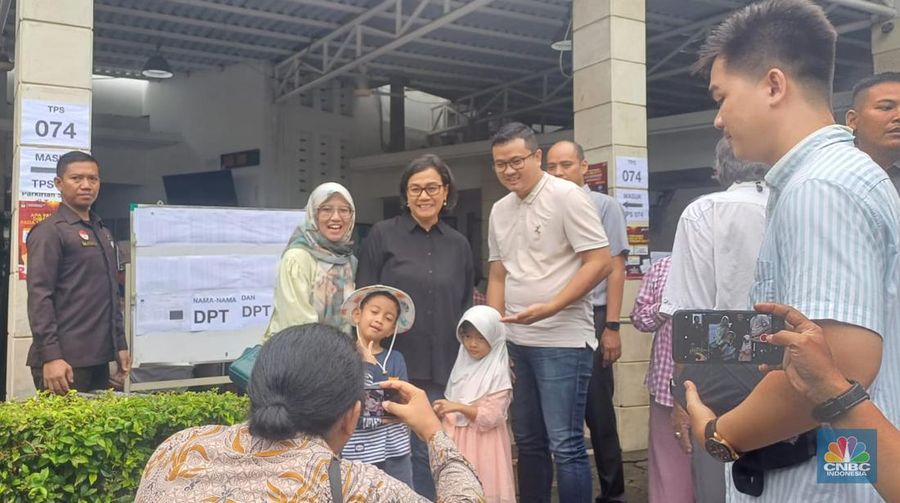 Menteri Keuangan, Sri Mulyani melakukan pencoblosan di TPS 73 Jalan Mandar, Taman Bintaro Jaya Sektor 3A, Pondok Aren, Tangerang Selatan, Banten. (CNBC Indonesia/Arrijal Rachman)