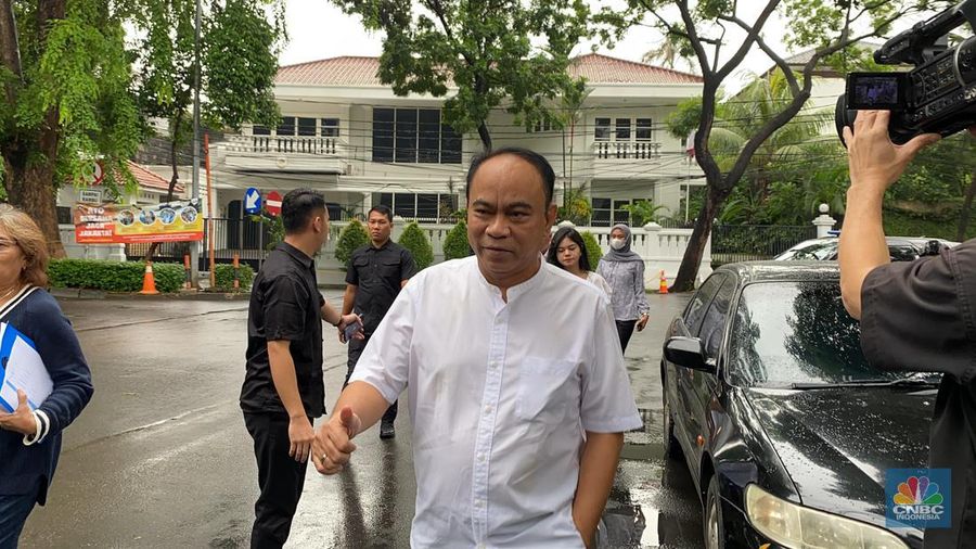Menteri Kominfo Budi Arie Setiadi, istri Dina, bersama dua anaknya berjalan dari rumah dinas menteri menuju tempat pencoblosan di TPS 001 di Jalan Widya Chandra Jakarta, Rabu (14/2/2024). (CNBC Indonesia/Novina Putri Besari)