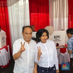 Menkominfo Budi Arie dan Istri Pamer Salam 2 Jari Usai Nyoblos