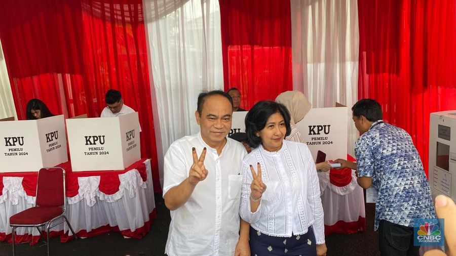 Menteri Kominfo Budi Arie Setiadi, istri Dina, bersama dua anaknya berjalan dari rumah dinas menteri menuju tempat pencoblosan di TPS 001 di Jalan Widya Chandra Jakarta, Rabu (14/2/2024). (CNBC Indonesia/Novina Putri Besari)