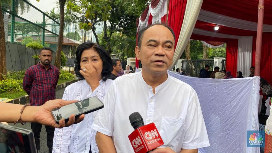 Menteri Kominfo Budi Arie Setiadi, istri Dina, bersama dua anaknya berjalan dari rumah dinas menteri menuju tempat pencoblosan di TPS 001 di Jalan Widya Chandra Jakarta, Rabu (14/2/2024). (CNBC Indonesia/Novina Putri Besari)