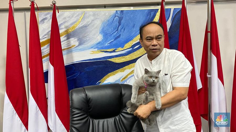Menteri Kominfo Budi Arie Setiadi, istri Dina, bersama dua anaknya berjalan dari rumah dinas menteri menuju tempat pencoblosan di TPS 001 di Jalan Widya Chandra Jakarta, Rabu (14/2/2024). (²©²ÊÍøÕ¾/Novina Putri Besari)