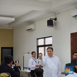 Berbaju Putih, Menko Airlangga Nyoblos di Kebayoran