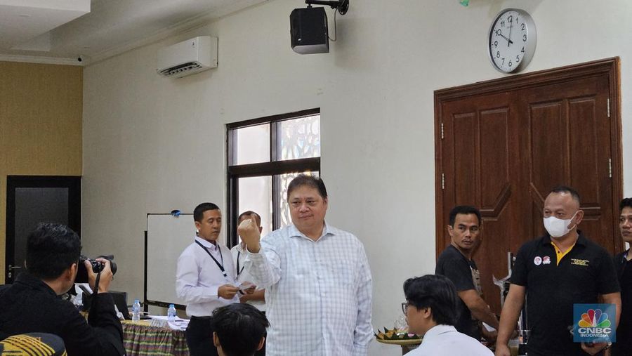 Menteri Koordinator Bidang Perekonomian Airlangga Hartarto memberikan suaranya dalam pemilihan umum (Pemilu) 2024 di tempat pemungutan suara (TPS) di TPS 005, SMK Negeri 6 Jakarta Jl Prof. Joko Sutono Kebayoran Baru, Jakarta Selatan. (CNBC Indonesia/Intan Rakhmayanti Dewi)