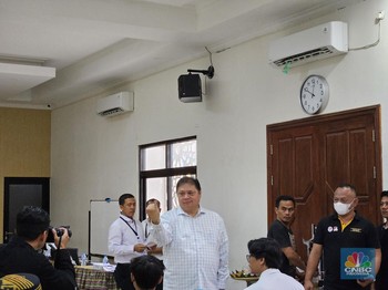 Berbaju Putih, Menko Airlangga Nyoblos di Kebayoran