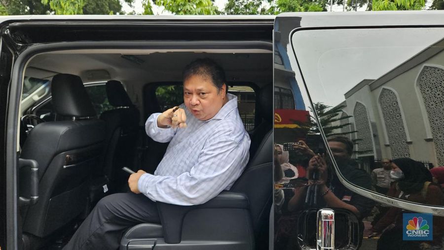 Menteri Koordinator Bidang Perekonomian Airlangga Hartarto memberikan suaranya dalam pemilihan umum (Pemilu) 2024 di tempat pemungutan suara (TPS) di TPS 005, SMK Negeri 6 Jakarta Jl Prof. Joko Sutono Kebayoran Baru, Jakarta Selatan. (CNBC Indonesia/Intan Rakhmayanti Dewi)