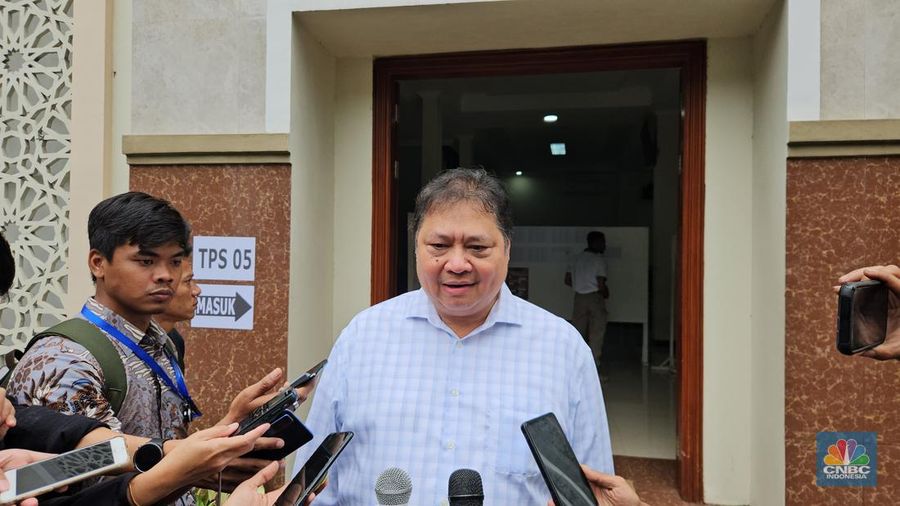 Menteri Koordinator Bidang Perekonomian Airlangga Hartarto memberikan suaranya dalam pemilihan umum (Pemilu) 2024 di tempat pemungutan suara (TPS) di TPS 005, SMK Negeri 6 Jakarta Jl Prof. Joko Sutono Kebayoran Baru, Jakarta Selatan. (CNBC Indonesia/Intan Rakhmayanti Dewi)
