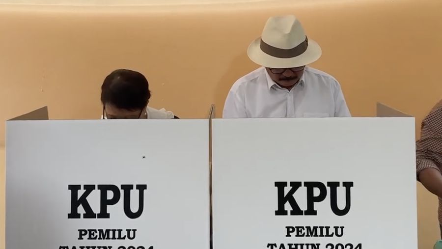 Menteri Luar Negeri Retno Marsudi melakukan pencoblosan di TPS 156, Mekarjaya, Depok. (Instagram @retno_marsudi)