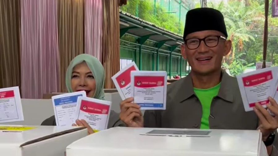 Menteri Pariwisata dan Ekonomi Kreatif, Sandiaga Uno melakukan hak suara di di TPS 001 Kelurahan Selong, Jakarta Selatan bersama istri dan orang tuanya. (Instagram @sandiuno)