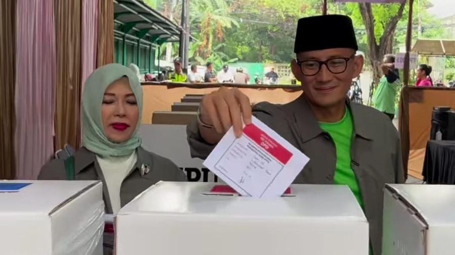 Menteri Pariwisata dan Ekonomi Kreatif, Sandiaga Uno melakukan hak suara di di TPS 001 Kelurahan Selong, Jakarta Selatan bersama istri dan orang tuanya. (Instagram @sandiuno)