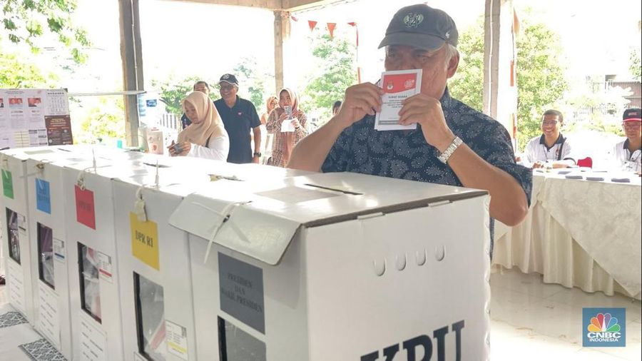 Menteri Pekerjaan Umum dan Perumahan Rakyat (PUPR) Basuki Hadimuljono selesai mencoblos di TPS 161 di Perumahan Kemang Pratama, Kelurahan Sepanjang Jaya, Rawalumbu, Bekasi, Jawa Barat. Rabu, (14/2/2024). (CNBC Indonesia/Mentari Pupandi)