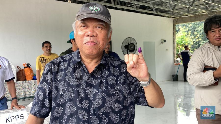 Menteri Pekerjaan Umum dan Perumahan Rakyat (PUPR) Basuki Hadimuljono selesai mencoblos di TPS 161 di Perumahan Kemang Pratama, Kelurahan Sepanjang Jaya, Rawalumbu, Bekasi, Jawa Barat. Rabu, (14/2/2024). (CNBC Indonesia/Mentari Pupandi)