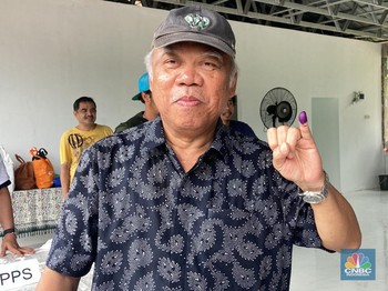 Basuki Nyoblos di TPS Bekasi, Cium Surat Suara Capres