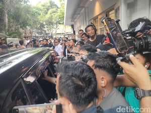 Pendukung Beri Semangat ke Anies Saat Tinggalkan Markas AMIN di Menteng