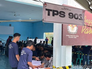 Berbaju Tahanan, Ratusan Napi di Lapas Jambi Antusias Nyoblos