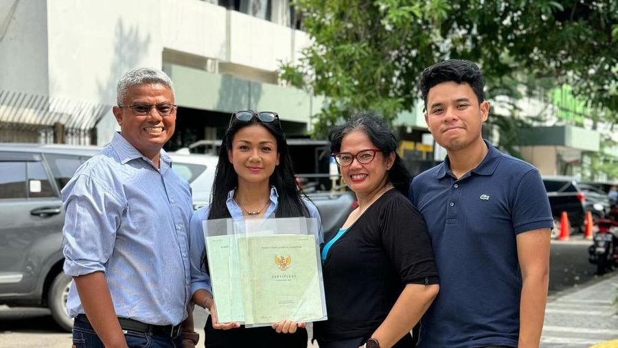 Nirina Zubir mendapatkan sertifikat rumah.