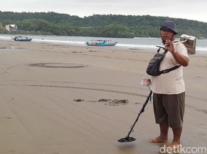 Pencari Harta Karun Beraksi Saat Pantai Pangandaran Sepi Saat Pemilu