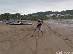 Pantai Pangandaran Sepi Saat Pemilu, Pencari Harta Karun Berseliweran