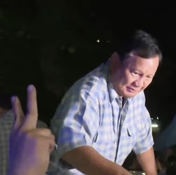 Baju Kotak-Kotak, Prabowo-Gibran Menuju Istora untuk Pidato Kemenangan