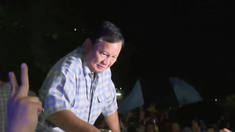 Pasangan Capres-Cawapres nomor urut 2 Prabowo Subianto dan Gibran Rakabuming Raka keluar dari Kertanegara, menuju Istora Senayan. (Tangkapan Layar Youtube CNN indonesia)