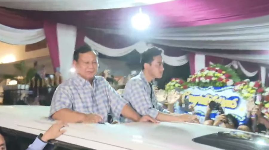 Pasangan Capres-Cawapres nomor urut 2 Prabowo Subianto dan Gibran Rakabuming Raka keluar dari Kertanegara, menuju Istora Senayan. (Tangkapan Layar Youtube CNN indonesia)