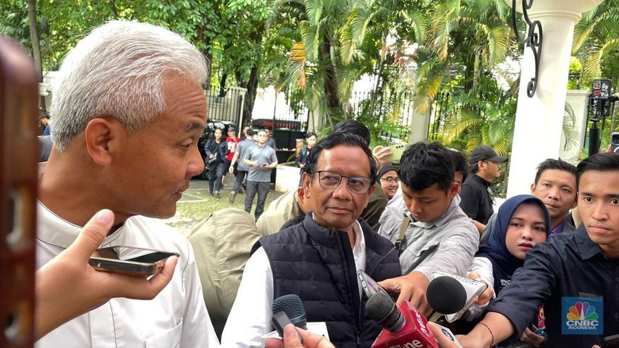 Paslon nomor urut 03 Ganjar Pranowo dan Mahfud MD tiba di Tempat Pemantauan Quick Count di Jl. Teuku Umar, Jakarta, Rabu (14/02/2024). (CNBC Indonesia/Rindi Salsabilla)