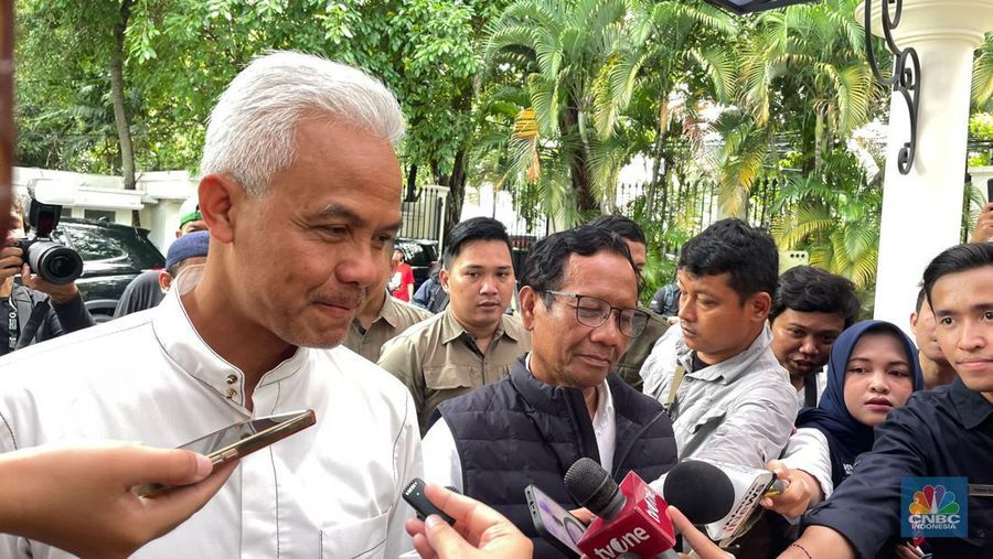 Paslon nomor urut 03 Ganjar Pranowo dan Mahfud MD tiba di Tempat Pemantauan Quick Count di Jl. Teuku Umar, Jakarta, Rabu (14/02/2024). (CNBC Indonesia/Rindi Salsabilla)
