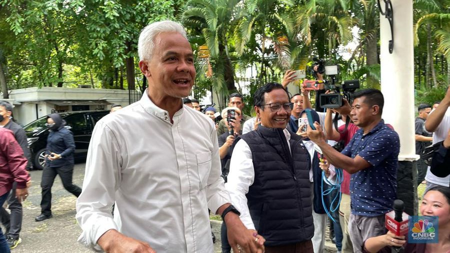 Paslon nomor urut 03 Ganjar Pranowo dan Mahfud MD tiba di Tempat Pemantauan Quick Count di Jl. Teuku Umar, Jakarta, Rabu (14/02/2024). (CNBC Indonesia/Rindi Salsabilla)