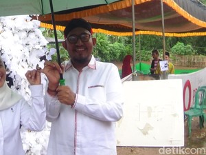 Pemungutan Suara di TPS Bupati Sumenep Nyoblos Sempat Terhenti gegara Hujan