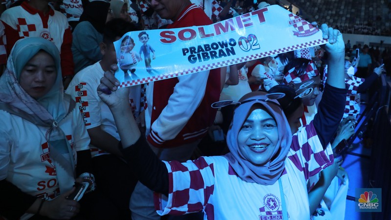 Pendukung pasangan capres-cawapres nomor urut 02, Prabowo Subianto dan Gibran Rakabuming Raka memadati Istora Senayan, Jakarta, Rabu (14/2/2024). (CNBC Indonesia/Faisal Rahman)