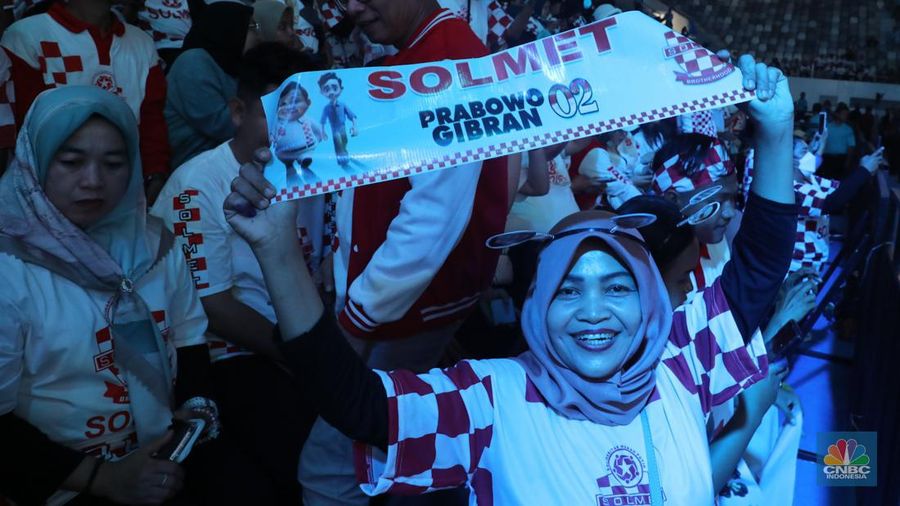 Pendukung pasangan capres-cawapres nomor urut 02, Prabowo Subianto dan Gibran Rakabuming Raka memadati Istora Senayan, Jakarta, Rabu (14/2/2024). (CNBC Indonesia/Faisal Rahman)