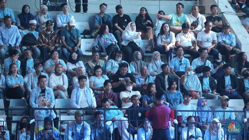Pendukung pasangan capres-cawapres nomor urut 02, Prabowo Subianto dan Gibran Rakabuming Raka memadati Istora Senayan, Jakarta, Rabu (14/2/2024). (CNBC Indonesia/Faisal Rahman)