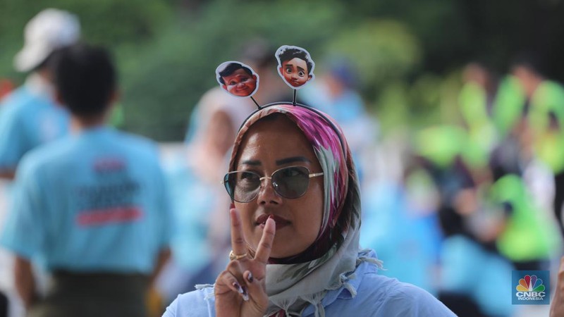 Pendukung pasangan capres-cawapres nomor urut 02, Prabowo Subianto dan Gibran Rakabuming Raka memadati Istora Senayan, Jakarta, Rabu (14/2/2024). (CNBC Indonesia/Faisal Rahman)