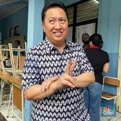 Dua Bersaudara Erick & Boy Thohir Kompak Angkat 2 Jari