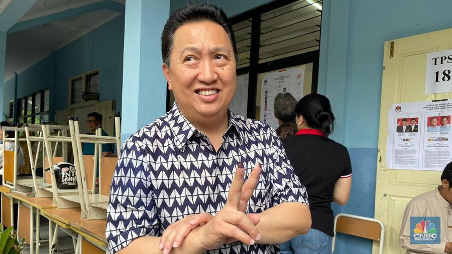Pengusaha Boy Thohir Usai Pencoblosan. (CNBC Indonesia/Romys Binekasri)