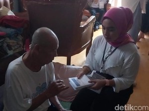 Petugas KPPS di Manado Jemput Bola Bantu Warga Nyoblos di Rumah karena Sakit