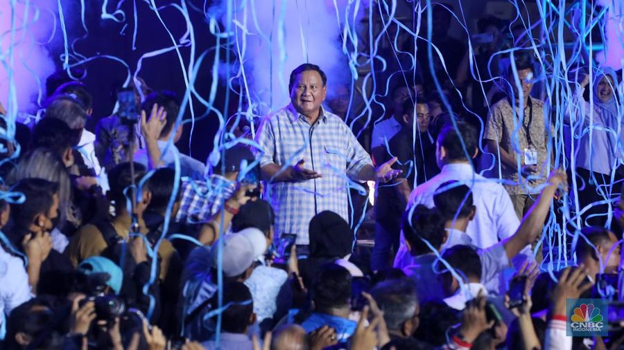 Prabowo Subianto berjoget usai memberikan pidato di Istora Senayan pada Rabu, (14/2/2024). (վ/Faisal Rahman)