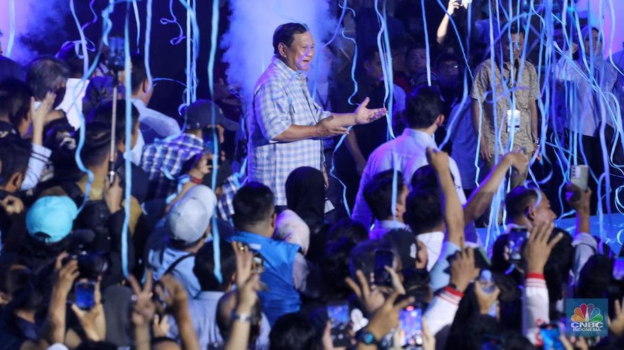 Prabowo Subianto berjoget usai memberikan pidato di Istora Senayan pada Rabu, (14/2/2024). (CNBC Indonesia/Faisal Rahman)