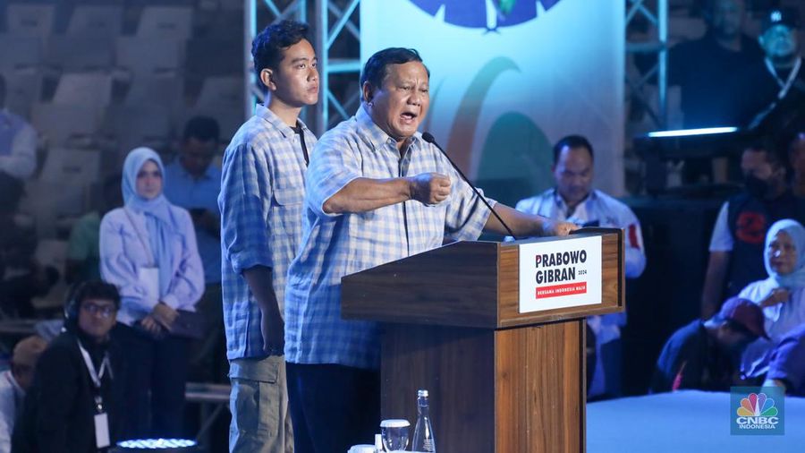 Prabowo Subianto dan Gibran Rakabuming Raka saat memberikan pidatonya di Istora Senayan, Rabu (14/2/2024). (²©²ÊÍøÕ¾/Faisal Rahman)