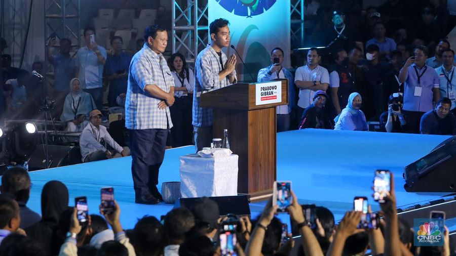 Prabowo Subianto dan Gibran Rakabuming Raka saat memberikan pidatonya di Istora Senayan, Rabu (14/2/2024).