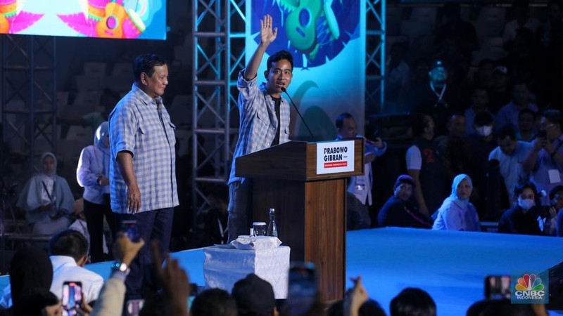 Prabowo Subianto dan Gibran Rakabuming Raka saat memberikan pidatonya di Istora Senayan, Rabu (14/2/2024). (CNBC Indonesia/Faisal Rahman)