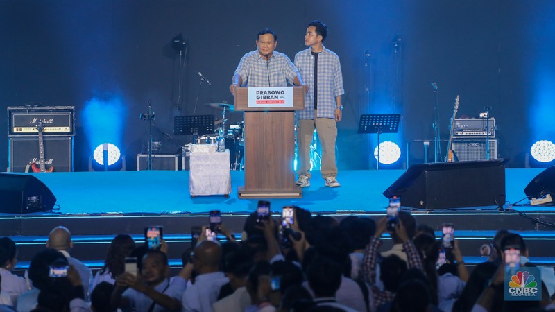 Prabowo Subianto dan Gibran Rakabuming Raka saat memberikan pidatonya di Istora Senayan, Rabu (14/2/2024). (CNBC Indonesia/Faisal Rahman) Prabowo Subianto dan Gibran Rakabuming Raka saat memberikan pidatonya di Istora Senayan, Rabu (14/2/2024). (CNBC Indonesia/Faisal Rahman)