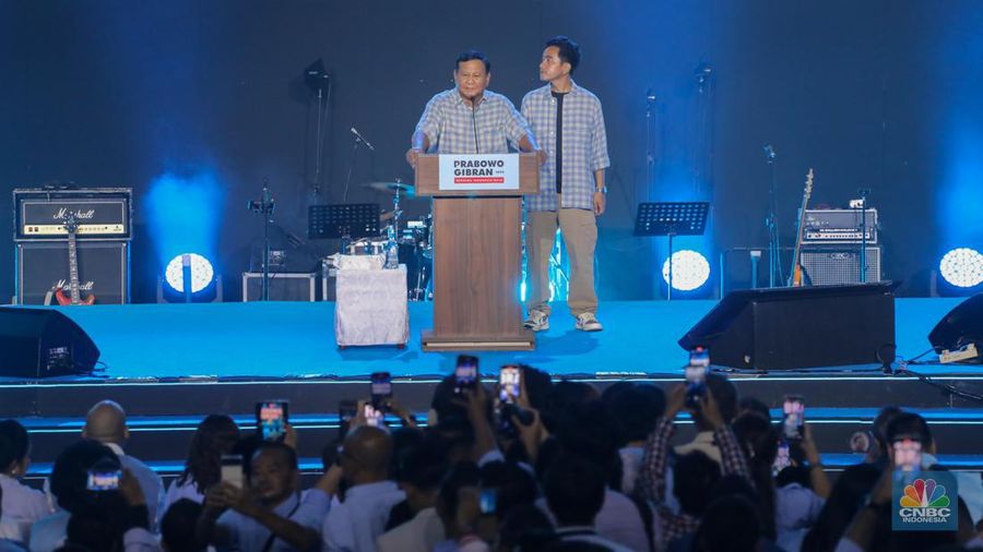 Prabowo Subianto dan Gibran Rakabuming Raka saat memberikan pidatonya di Istora Senayan, Rabu (14/2/2024). (CNBC Indonesia/Faisal Rahman)