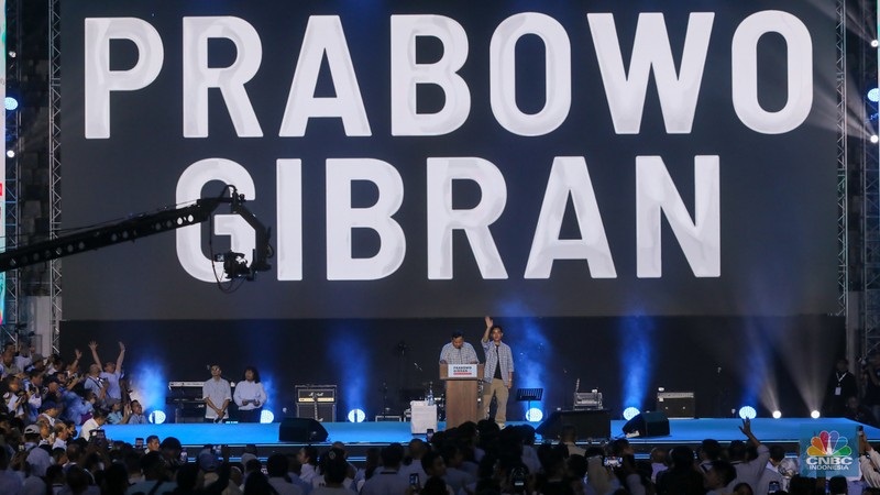 Prabowo Subianto dan Gibran Rakabuming Raka saat memberikan pidatonya di Istora Senayan, Rabu (14/2/2024). (CNBC Indonesia/Faisal Rahman) Prabowo Subianto dan Gibran Rakabuming Raka saat memberikan pidatonya di Istora Senayan, Rabu (14/2/2024). (CNBC Indonesia/Faisal Rahman)