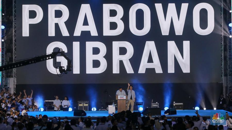 Prabowo Subianto dan Gibran Rakabuming Raka saat memberikan pidatonya di Istora Senayan, Rabu (14/2/2024). (CNBC Indonesia/Faisal Rahman)
