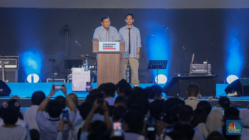 Prabowo Subianto dan Gibran Rakabuming Raka saat memberikan pidatonya di Istora Senayan, Rabu (14/2/2024). (CNBC Indonesia/Faisal Rahman) Prabowo Subianto dan Gibran Rakabuming Raka saat memberikan pidatonya di Istora Senayan, Rabu (14/2/2024). (CNBC Indonesia/Faisal Rahman)