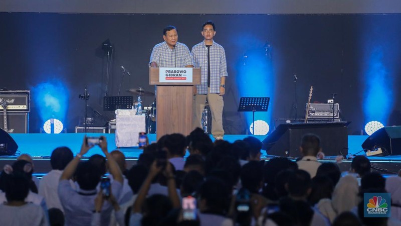Prabowo Subianto dan Gibran Rakabuming Raka saat memberikan pidatonya di Istora Senayan, Rabu (14/2/2024). (CNBC Indonesia/Faisal Rahman)