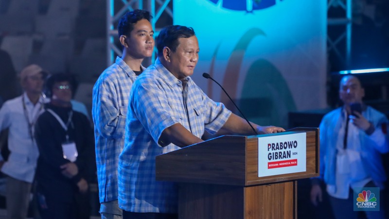 Prabowo Subianto dan Gibran Rakabuming Raka saat memberikan pidatonya di Istora Senayan, Rabu (14/2/2024). (CNBC Indonesia/Faisal Rahman) Prabowo Subianto dan Gibran Rakabuming Raka saat memberikan pidatonya di Istora Senayan, Rabu (14/2/2024). (CNBC Indonesia/Faisal Rahman)