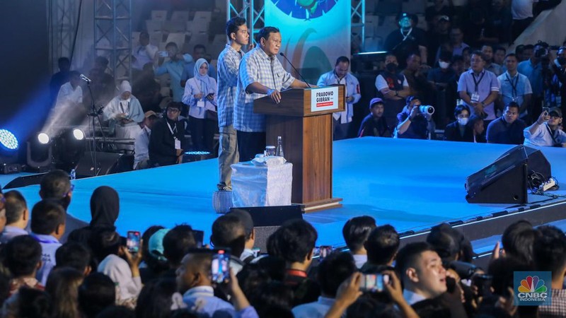 Prabowo Subianto dan Gibran Rakabuming Raka saat memberikan pidatonya di Istora Senayan, Rabu (14/2/2024). (CNBC Indonesia/Faisal Rahman)
